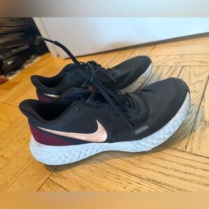 Nike Women's Black and Pink Athletic Shoes